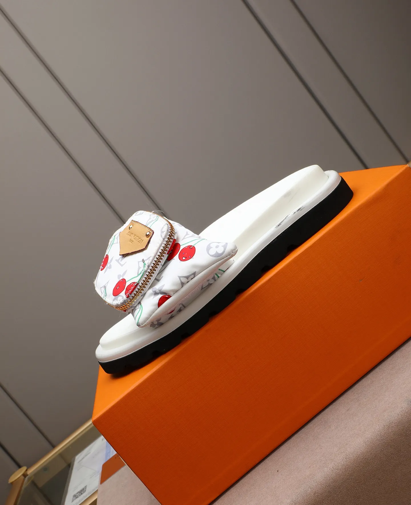 PP400 couple model with drawer box [LOUIS VUITTON] Louis Vuitton, the latest LV official website printed wallet and men's and women's slippers🔥🔥🔥 are now on the market. The drawer box is packed with cloth bags and cards. The upper pattern looks very soft and waxy, and it is a super versatile leg slimming tool. Fabric: Imported denim/down silk cotton embossed, official website pattern printing, lining: water-dyed sheepskin down filling, comfortable to wear, feet: high elastic PU water table. Sole: foam sole, heel height: about 5cm. Size 35-46, 35, 45 and 46 are custom-made and cannot be returned or exchanged. Color: multiple colors available.
